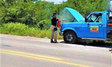 PRF socorre motorista e impede incêndio em caminhão na Bahia