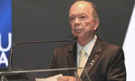 Vice-governador João Leão passa mal e deixa evento de maca; assessoria diz que político está bem e passa por avaliação