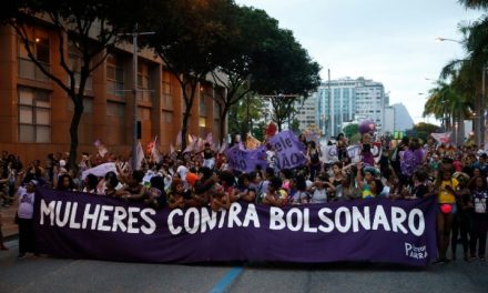 Mais de 40 entidades feministas assinam manifesto contra Bolsonaro