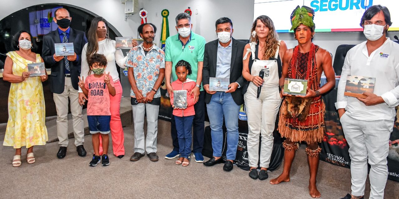 Festival de Cinema de Trancoso presta homenagem ao prefeito e vice-prefeito de Porto Seguro