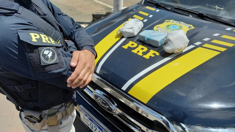 Foragido da Justiça é preso pela PRF após ser flagrado transportando crack e cocaína dentro do ônibus