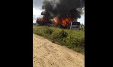 Batida entre ônibus na BA-120: Motoristas morrem carbonizados e ao menos 15 passageiros têm ferimentos graves