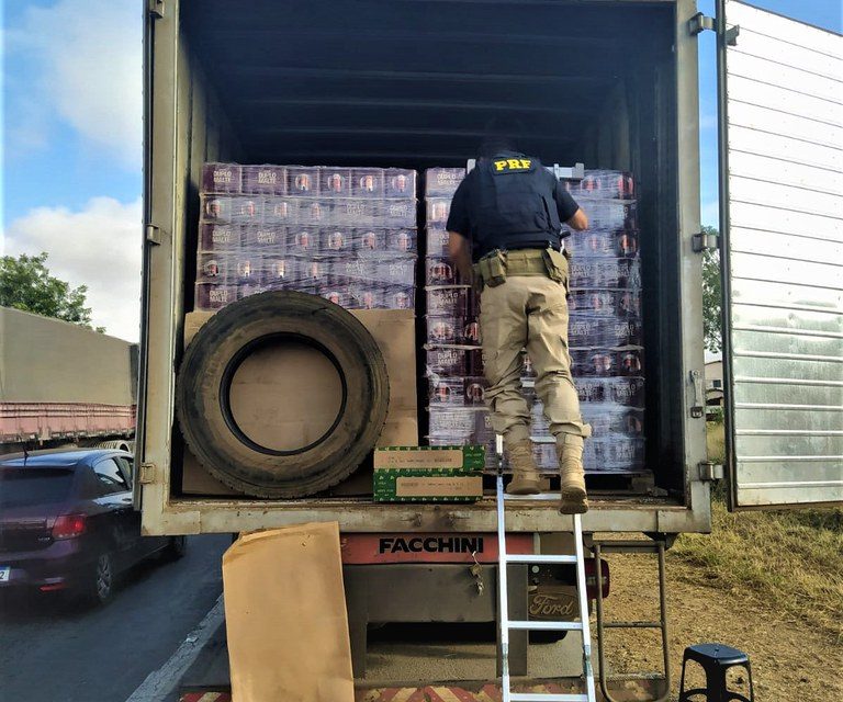PRF apreende quase 15 mil litros de cerveja e mais de 10 mil pacotes de macarrão instantâneo sem nota fiscal