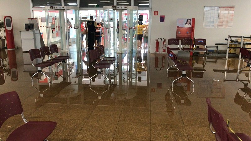 Ilhéus: Chuvas deixam agência do Bradesco alagada e atendimento é suspenso