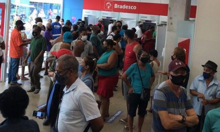 Ilhéus: após alagamento, agência do Bradesco restringe atendimento e clientes reclamam de aglomeração