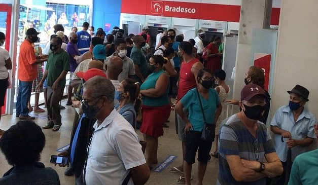 Ilhéus: após alagamento, agência do Bradesco restringe atendimento e clientes reclamam de aglomeração