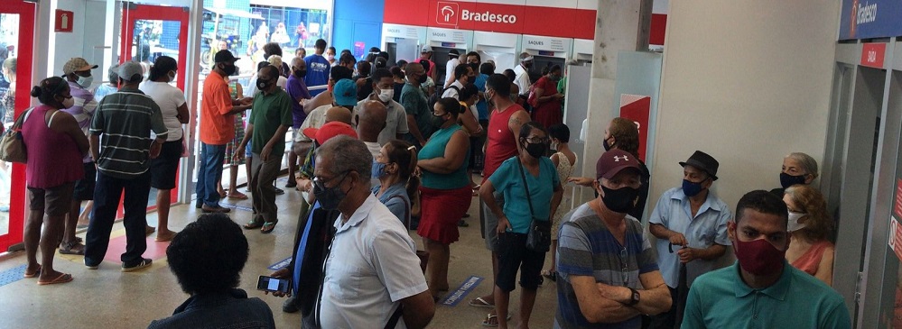 Ilhéus: após alagamento, agência do Bradesco restringe atendimento e clientes reclamam de aglomeração