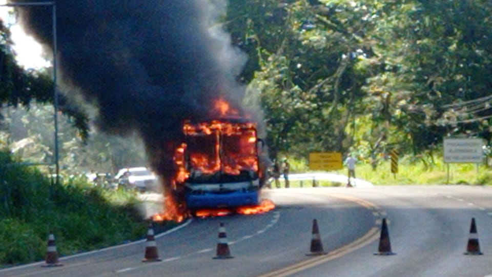 Ônibus pega fogo na BR 415