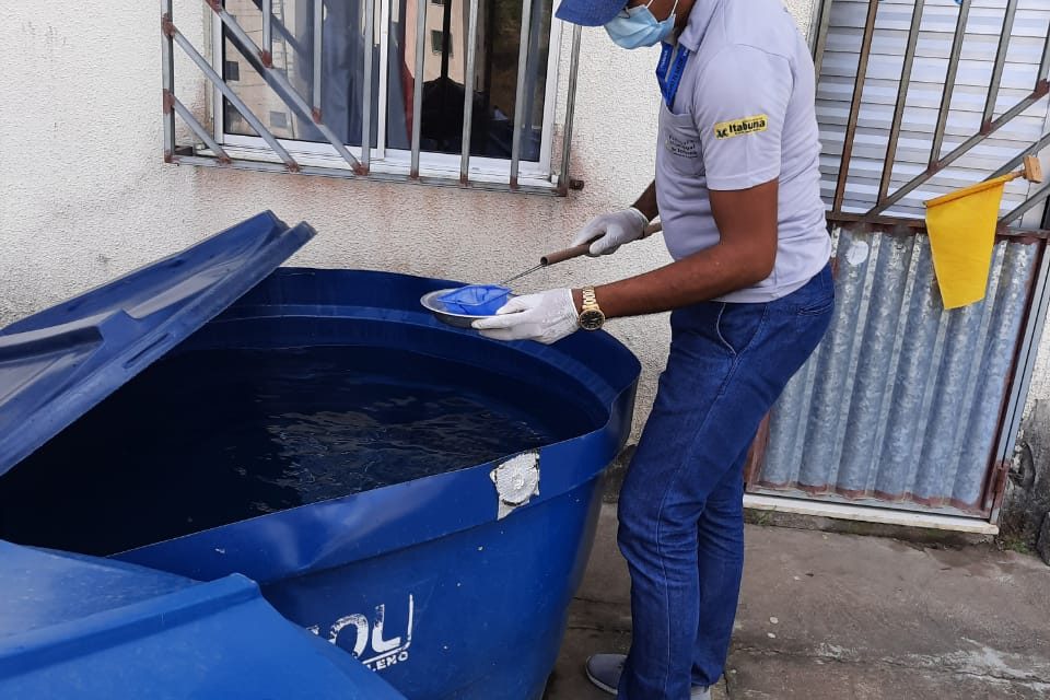 População é orientada a manter reservatórios limpos para evitar o Aedes aegypti em Itabuna