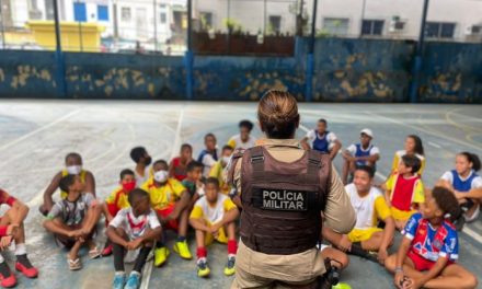 Alunos do Projeto Pé na Bola recebem 60 kits esportivos em Salvador