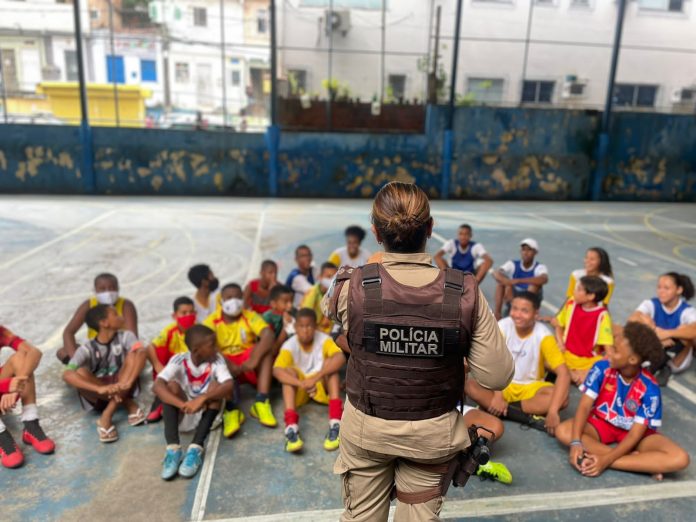 Alunos do Projeto Pé na Bola recebem 60 kits esportivos em Salvador