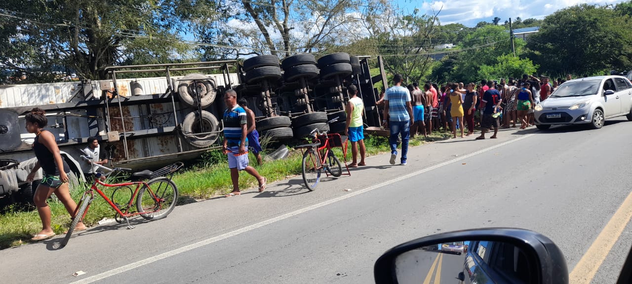 Caminhão carregado de carne tomba e é saqueado em Nova Ferradas