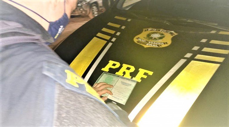 Caminhoneiro é flagrado pela PRF usando documentação falsa