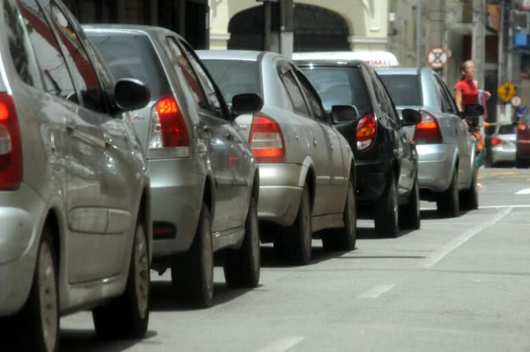 Veículos com placas de finais 3 e 4 devem quitar o IPVA até este mês