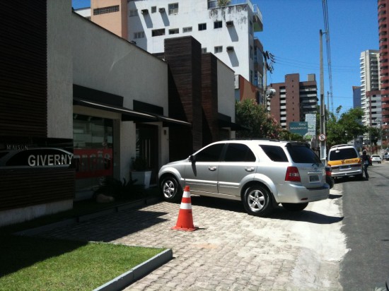 ESTACIONAMENTO EM CALÇADA RECUADA  DE QUEM É ESSA VAGA?