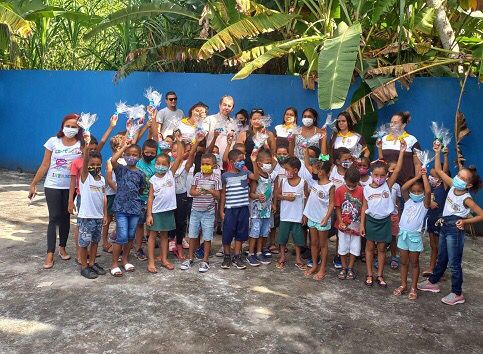 Estudantes do CEEP do Chocolate em Ilhéus doam ovos de Páscoa para escola infantil