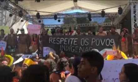 No dia em que o Brasil completa 522 anos, Pataxós protestam contra Bolsonaro em Porto Seguro