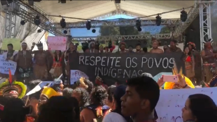 No dia em que o Brasil completa 522 anos, Pataxós protestam contra Bolsonaro em Porto Seguro