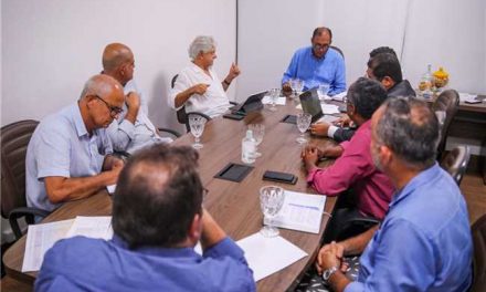 Prefeito de Ilhéus exige melhoria dos serviços de empresas de ônibus durante reunião com representantes do setor