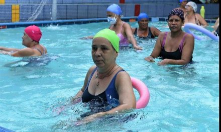 Secretaria de Esporte e Lazer retoma projeto de natação e hidroginástica no Ciso