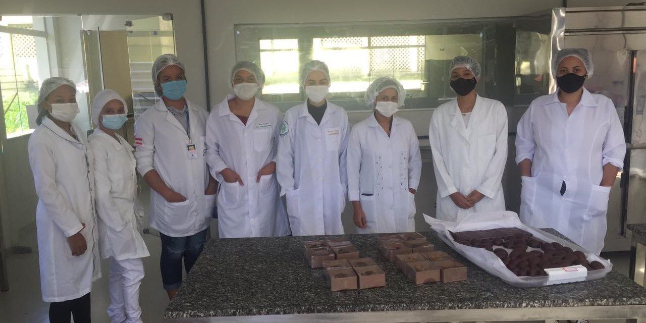 Produção de ovos de Páscoa reforça ensino nas fábricas-escolas do chocolate