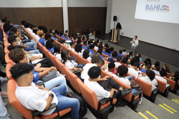 Estudantes do Programa Bahia Aprendiz participam de encontro com a SEC