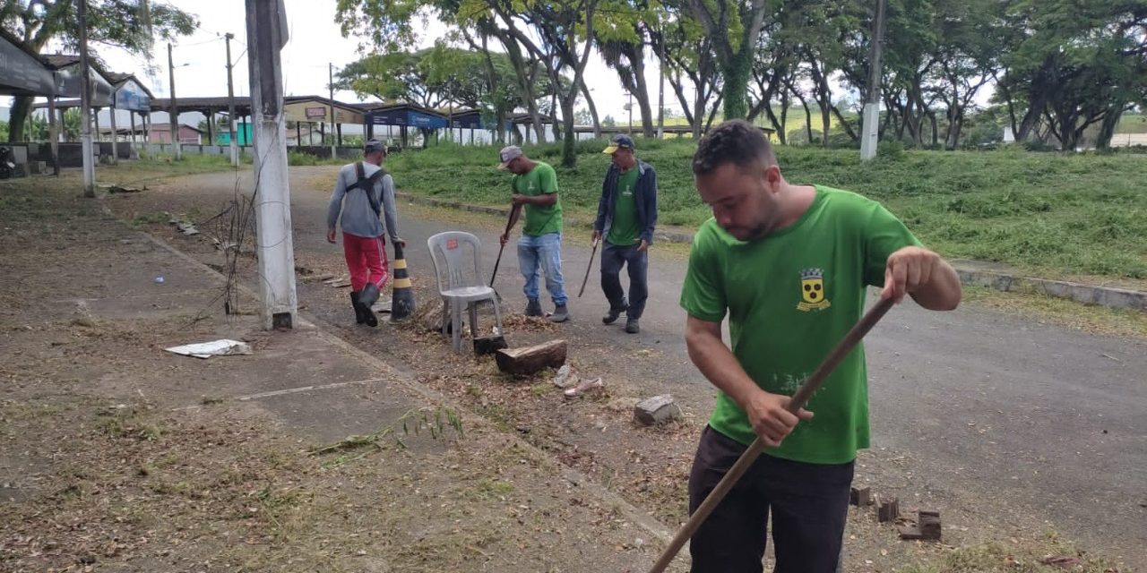 Manutenção de áreas verdes de praças no centro e nos bairros de Itabuna continua