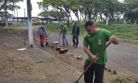 Manutenção de áreas verdes de praças no centro e nos bairros de Itabuna continua