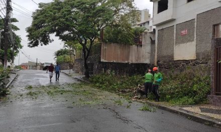 Departamento de Limpeza Pública atuou em Itabuna no final de semana, mesmo sob chuva
