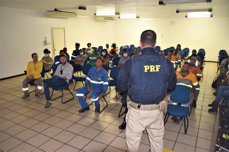 PRF BA ministra palestra com orientações de trânsito e prevenção de acidentes