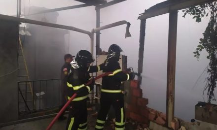 Prédio pega fogo em Camaçari e quatro imóveis precisam ser evacuados