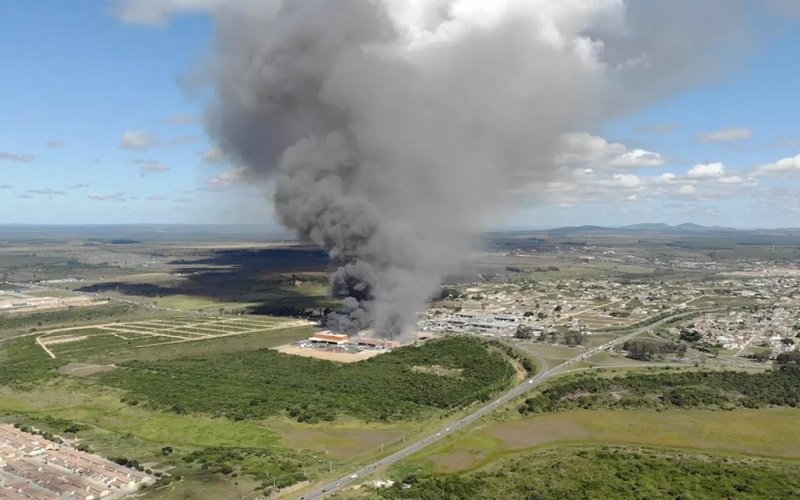 Incêndio atinge Atacadão em Vitória da Conquista; confira o vídeo