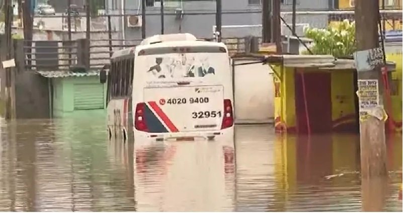 Passageiros de ônibus ficam ilhados por cerca de 7 horas e são resgatados em bote dos bombeiros