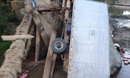 Bahia: Ponte desaba durante passagem de caminhão que transportava alimentos e botijões de gás