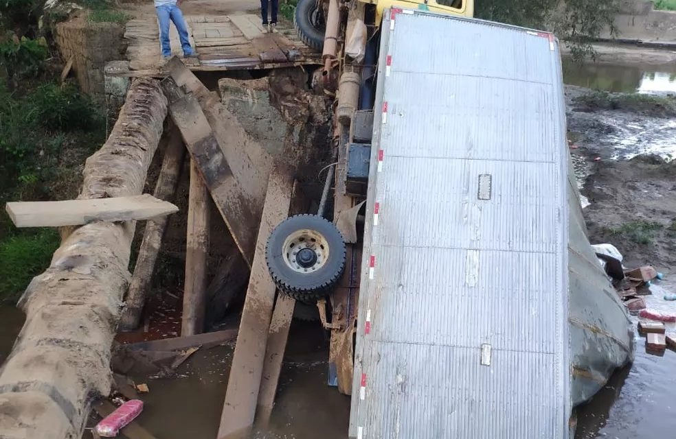 Bahia: Ponte desaba durante passagem de caminhão que transportava alimentos e botijões de gás