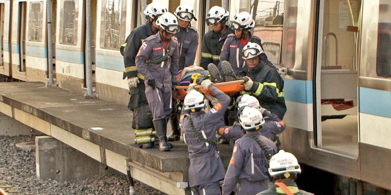 Alunos-soldados do Corpo de Bombeiros Militar participam de simulação de resgate no metrô