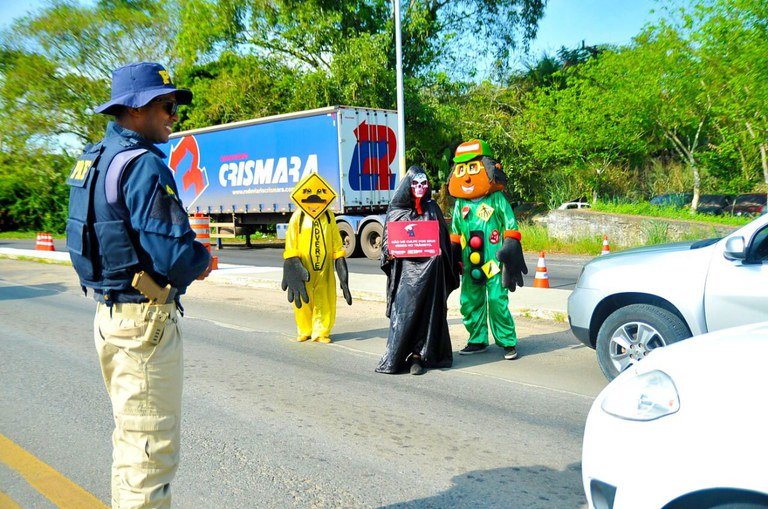 Com o tema “Juntos salvamos vidas”, PRF e SEST/SENAT realizam ações voltadas a segurança viária e saúde dos motoristas