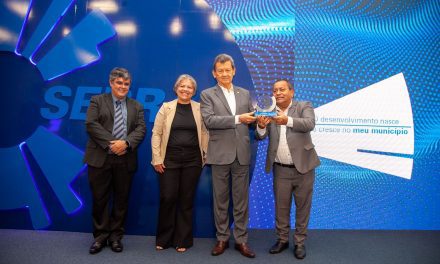 Prefeitos de Itacaré e Santa Cruz da Vitória recebem prêmio do Sebrae Prefeito Empreendedor