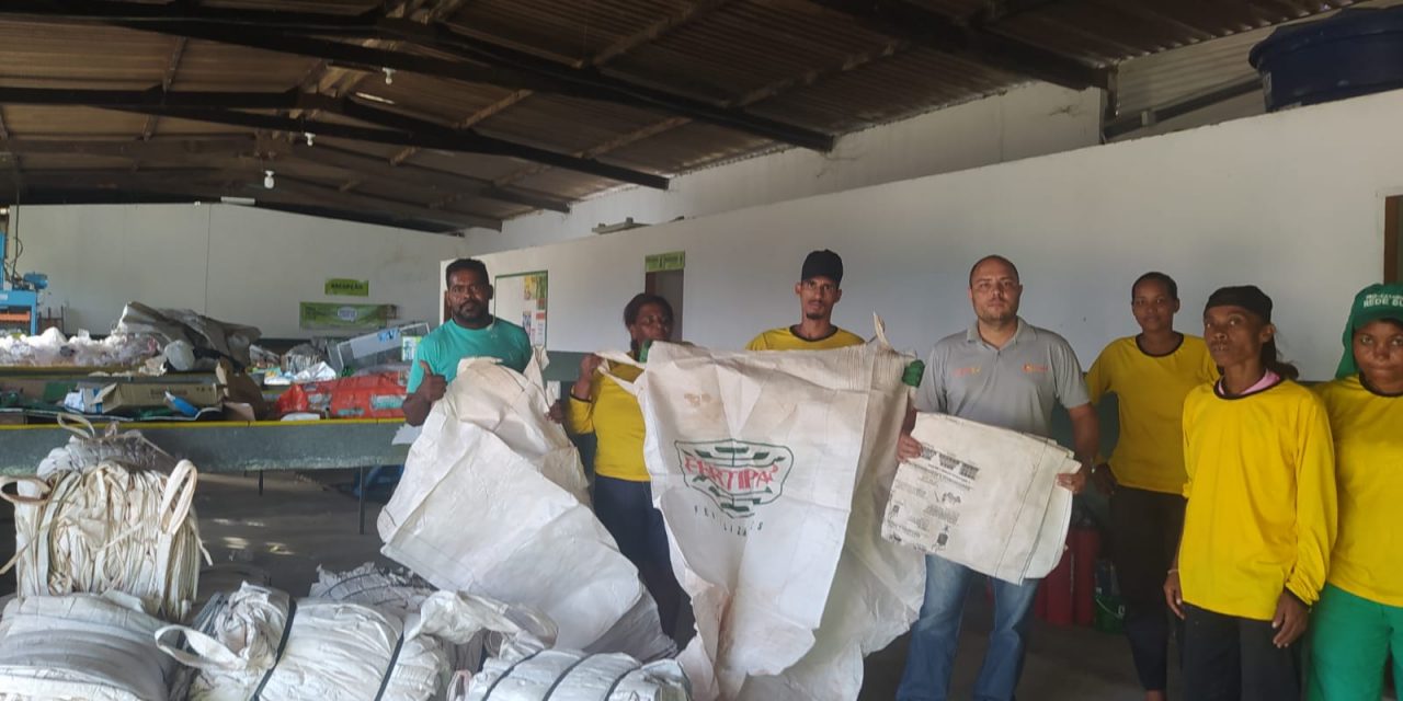 Cesol entrega cerca de R$ 35 mil em big bags para catadores em Itabuna