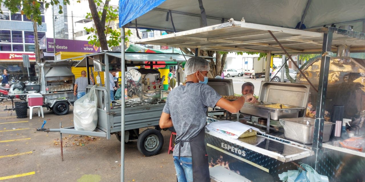 Itabuna: Ambulantes que vendem alimentos na Praça Otávio Mangabeira são realocados para outra área 