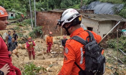 Corpo de Bombeiros da Bahia busca desaparecidos nas enchentes em Pernambuco