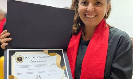 Jornalista itabunense, Andréa Silva, recebe título doutor honoris causa na Bahia