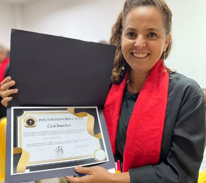 Jornalista itabunense, Andréa Silva, recebe título doutor honoris causa na Bahia