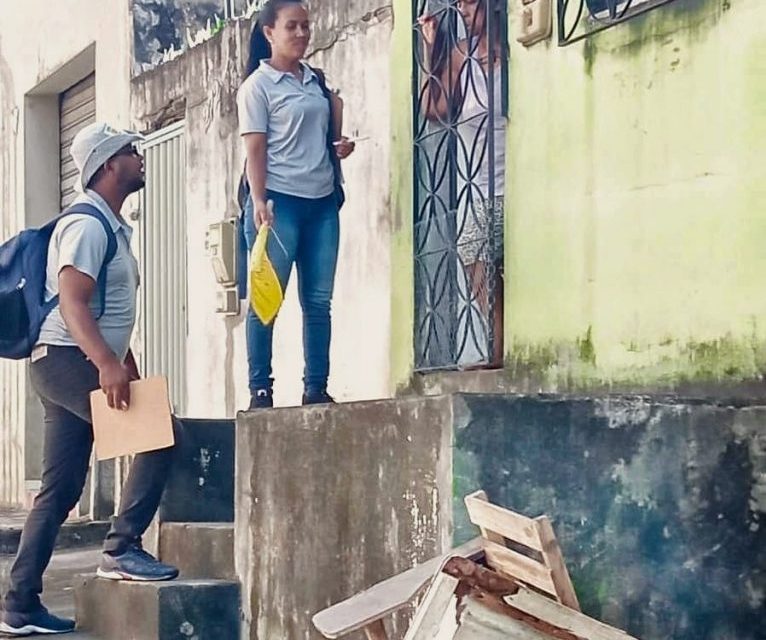 Disk-Dengue leva agentes a imóvel abandonado na Rua Rui Barbosa
