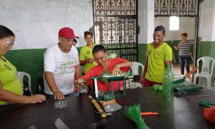 Catadores de Itacaré participam de curso para produzir vassouras ecológicas