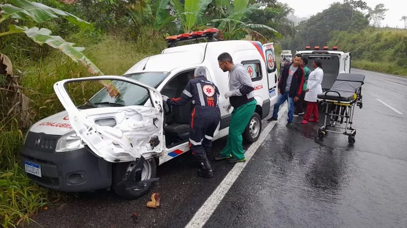 Servidores da Secretaria de Saúde de Ubatã morrem após acidente com ambulância e carro de passeio na BR-330