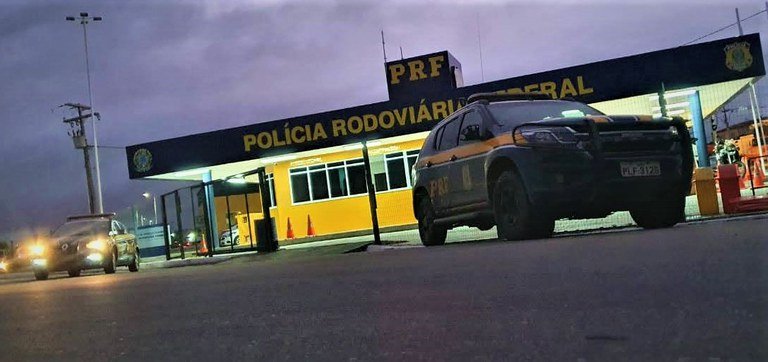 PRF BA realiza prisão por receptação de veículo roubado e apreende carga de cerveja com nota fiscal fraudada