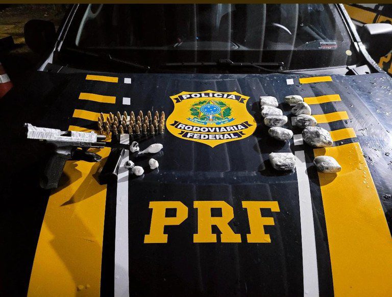 Passageiro é flagrado com pistola, munições e drogas em ônibus na Bahia