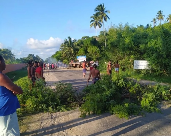 Ilhéus: Indígenas Tupinambás protestam na BA-001 e pedem retorno de transporte público à comunidade