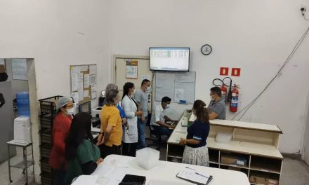 Colaboradores da farmácia do HBLEM recebem treinamento sobre Unitarização Manual de Medicamentos